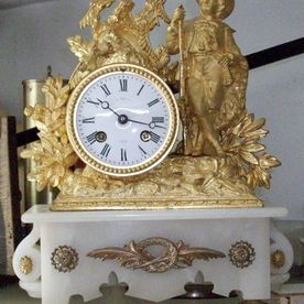 goldene antike Uhr