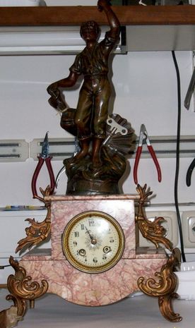 Uhr mit schwaryer Figur