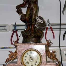 Uhr mit schwaryer Figur
